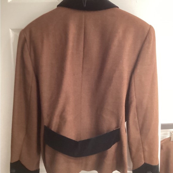 Ladies Two Piece Suit - Picture 4 of 6